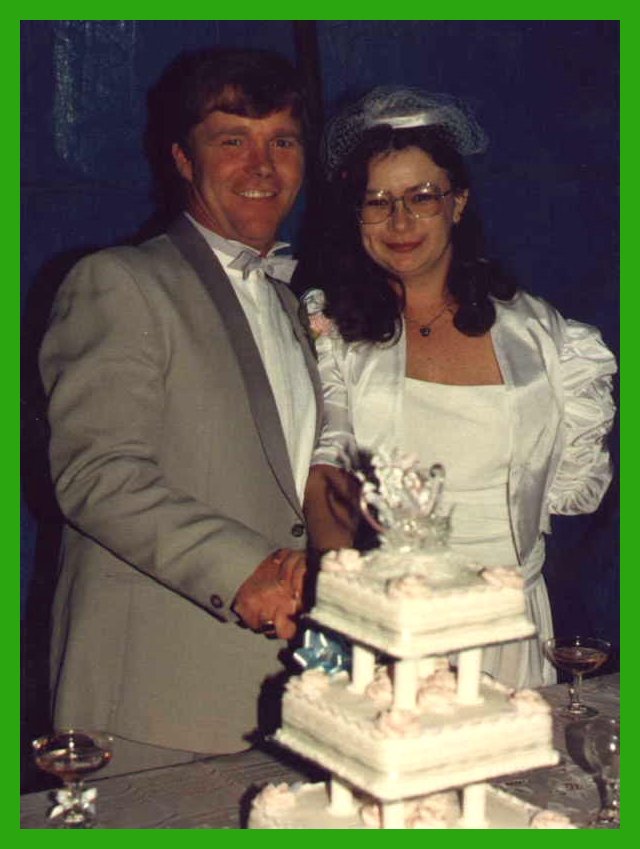 wed_cake.jpg (78147 bytes)
